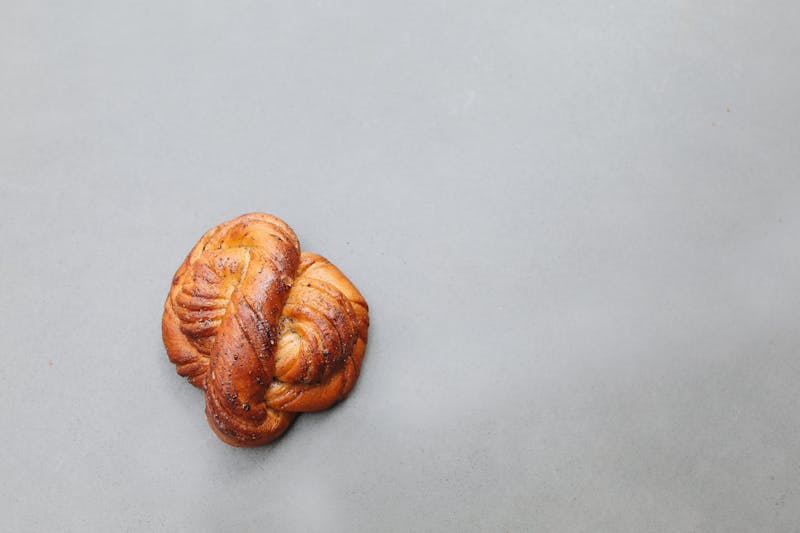 Garlic knots with herbs and butter